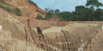 Varias familias del Bambú – Onia desalojaron sus viviendas por riesgo de nuevos deslaves