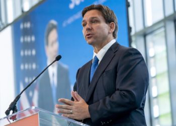 DeSantis firma una ley que dificulta el establecimiento de inmigrantes en Florida