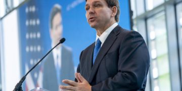 DeSantis firma una ley que dificulta el establecimiento de inmigrantes en Florida