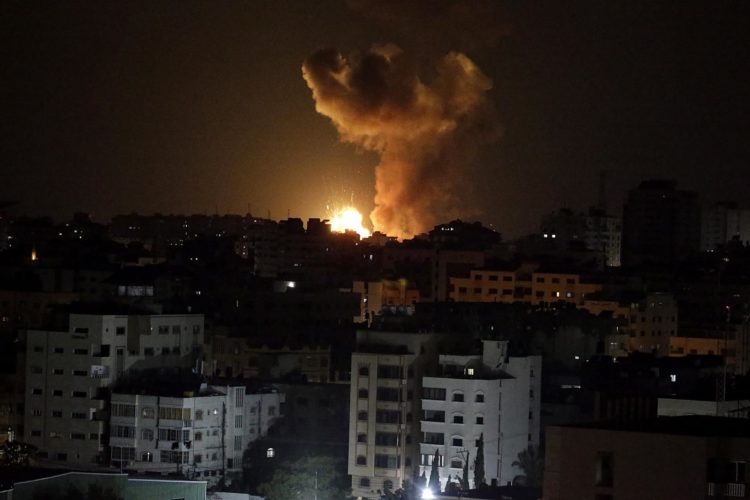 Imagen de los bombardeos israelíes de la madrugada del 3 de mayo en Gaza. EFE/EPA/MOHAMMED SABER