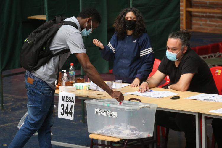 Fotografía de archivo fechada el 4 de septiembre de 2022 de un hombre votando durante el plebiscito Constitucional, en Santiago (Chile). EFE/Elvis González