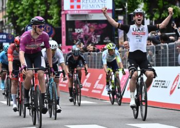 Ackermann gana en un esprint de «foto finish» y Geraint Thomas sigue de rosa