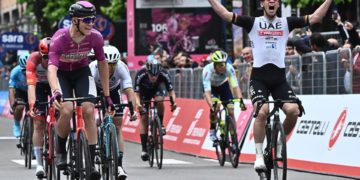 Ackermann gana en un esprint de «foto finish» y Geraint Thomas sigue de rosa