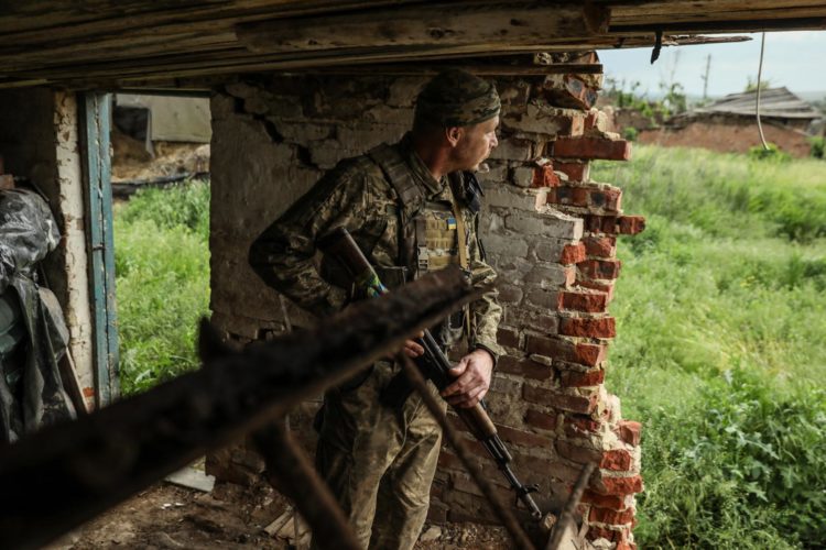 Imagen del ejército ucraniano cerca de la frontera rusa.EFE/EPA/OLEG PETRASYUK