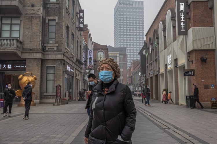 Imagen de 2021 de una mujer con mascarilla en Wuhan, China, foco del coronavirus. EFE/EPA/ROMAN PILIPEY