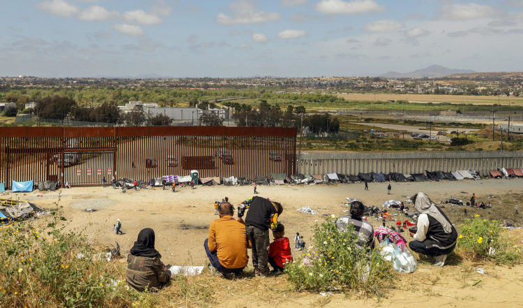 Fotografía general donde se observa a migrantes en un campamento junto al muro fronterizo en Tijuana, Baja California (México). EFE/Joebeth Terriquez
