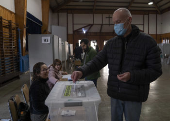 Abren los centros de votación para los segundos comicios constituyentes en Chile