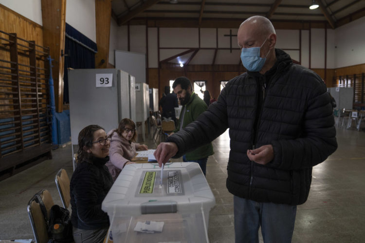 Ciudadanos participan en las elecciones del Consejo Constitucional 2023, hoy, en el colegio Compañía de María, en Viña del Mar (Chile). EFE/ Adriana Thomasa
