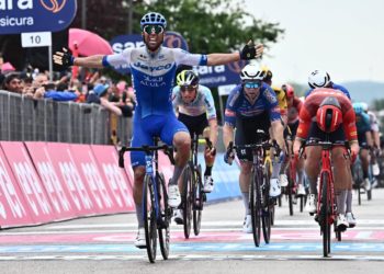 Matthews se impone en Vasto en un esprint agónico, Evenepoel sigue de rosa