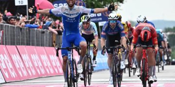 Matthews se impone en Vasto en un esprint agónico, Evenepoel sigue de rosa