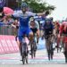 Matthews se impone en Vasto en un esprint agónico, Evenepoel sigue de rosa