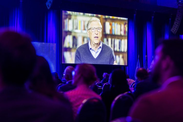 Fotografía de archivo en la que se registró una video conferencia dictada por Bill Gates (en pantalla), cofundador de Microsoft, en Washington DC (EE.UU.). EFE/Jim Lo Scalzo