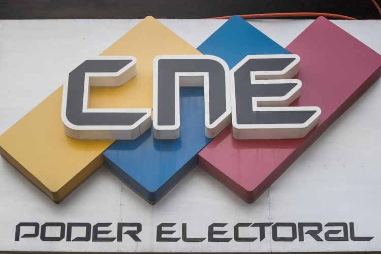 Fotografía de archivo en la que se registró un logo del Consejo Nacional Electoral de Venezuela (CNE), en su sede principal, en Caracas (Venezuela). EFE/Miguel Gutiérrez