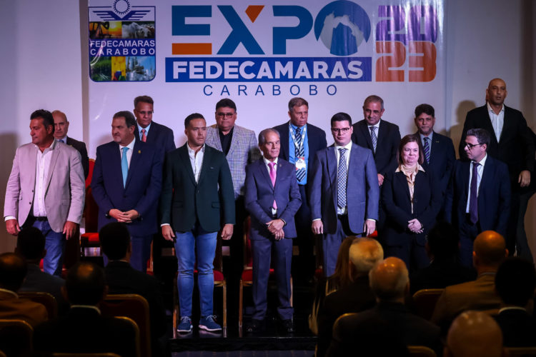 Mandatarios y autoridades locales, empresarios y líderes gremiales asisten hoy a la inauguración de la Expo Fedecámaras Carabobo 2023, en Valencia (Venezuela). EFE/ MIGUEL GUTIÉRREZ