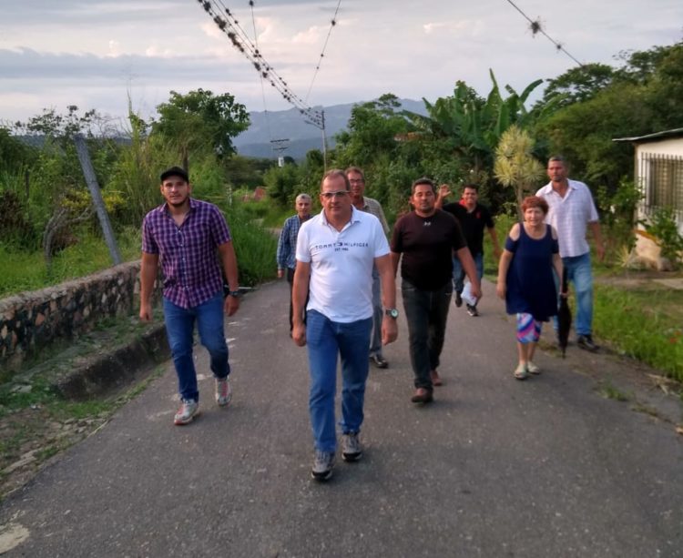 Carlos Andrés González y acompañantes caminando por las rurales de San Juan.