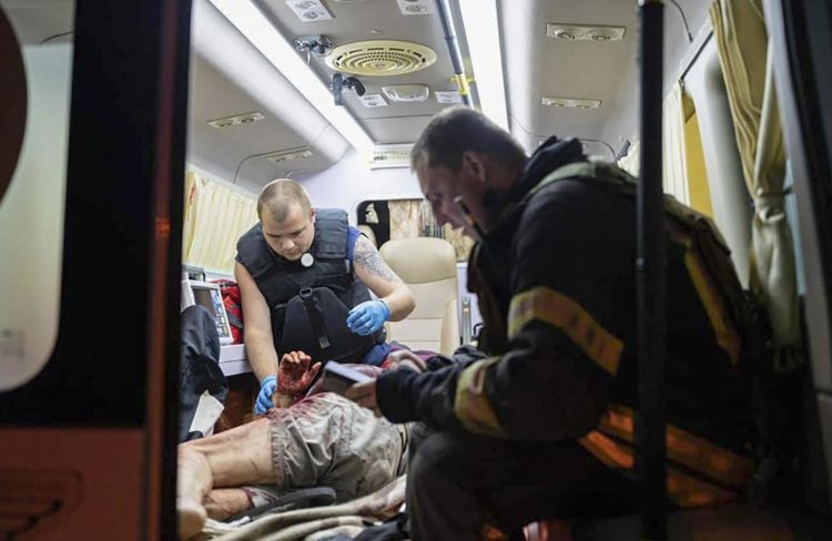 Trabajadores del Servicio Estatal de Emergencia (SES) de Ucrania atienden a una persona herida dentro de una ambulancia cerca de un edificio de apartamentos dañado después de un ataque con drones en Kiev, Ucrania, el 30 de mayo de 2023. EFE/EPA/STATE EMERGENCY SERVICE OF UKRAINE HANDOUT -- BEST QUALITY AVAILABLE -- MANDATORY CREDIT: STATE EMERGENCY SERVICE OF UKRAINE -- HANDOUT EDITORIAL USE ONLY/NO SALES