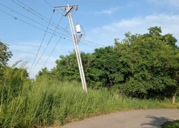 Poste que sostiene líneas electrificadas de alta y mediana tensión amenaza con irse al vacío