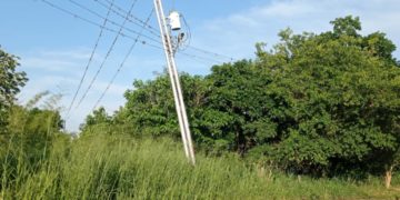 Poste que sostiene líneas electrificadas de alta y mediana tensión amenaza con irse al vacío
