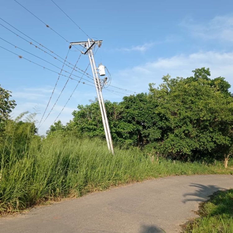 La peligrosa inclinación del poste con líneas electrificadas en el sector La Abeja de San Juan de Isnotú.