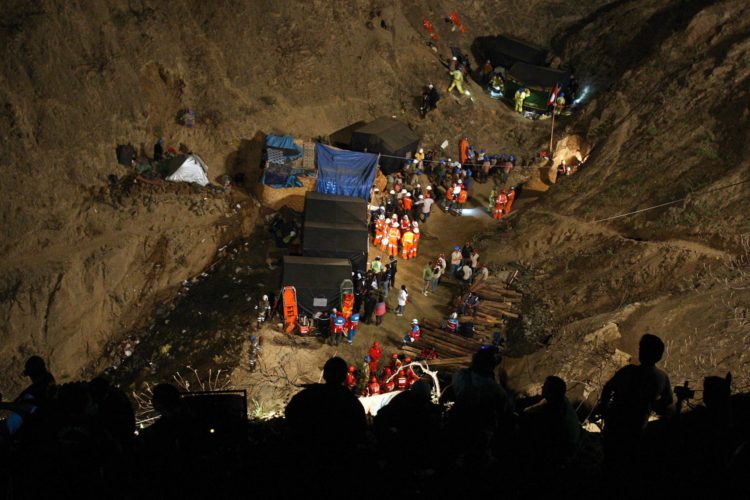Fotografía de archivo en la que se registró un toma general de los trabajos de rescate de varios mineros atrapados en una mina en Ica (Perú). EFE/Paul Vallejos