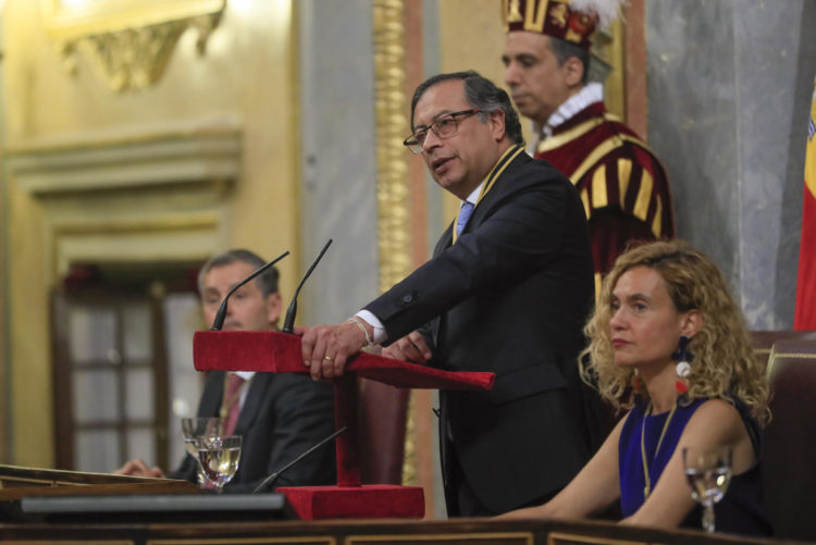 El presidente de Colombia, Gustavo Petro, da un discurso en el Congreso español. EFE/ Fernando Alvarado
