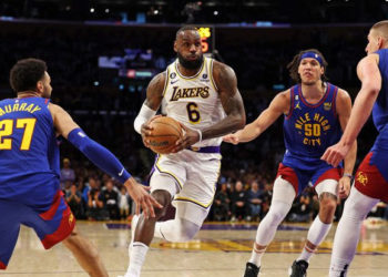 Nuggets colocan contra las cuerdas a Lakers al ganarles el tercero de la final de conferencia