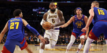 Nuggets colocan contra las cuerdas a Lakers al ganarles el tercero de la final de conferencia