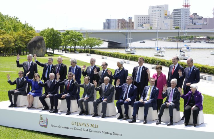 Los ministros de Finanzas y los gobernadores de los bancos centrales en una foto de grupo durante la reunión del G7 en Niigata (Japón). EFE/EPA/KIMIMASA MAYAMA