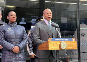 Nueva York contempla alojar migrantes en 20 gimnasios escolares entre protestas de padres