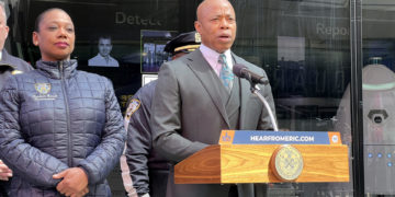 Nueva York contempla alojar migrantes en 20 gimnasios escolares entre protestas de padres