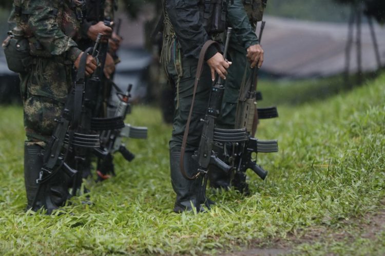 Imagen de archivo de guerrilleros de la disidencia de las FARC en San Vicente del Caguán (Colombia). EFE/ Ernesto Guzmán