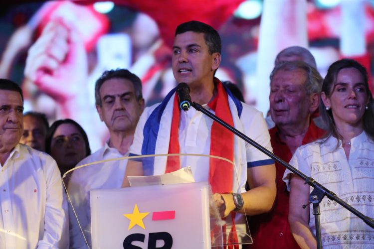 El presidente electo del Partido Colorado, Santiago Peña, habla desde su sede de campaña tras su victoria, hoy en Asunción (Paraguay). EFE/ Raúl Martínez