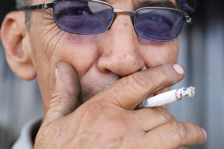 Un hombre fuma un cigarrillo en Tegucigalpa (Honduras). Foto de archivo. EFE/ Gustavo Amador
