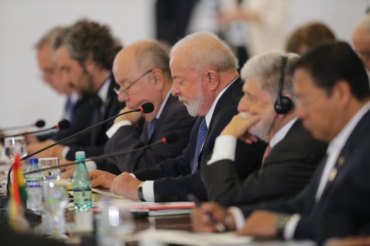 El presidente de Brasil, Luiz Inácio Lula da Silva, habla durante la cumbre suramericana hoy, en el palacio de Itamaraty, sede de la cancillería brasileña, en Brasilia (Brasil). EFE/ André Coelho