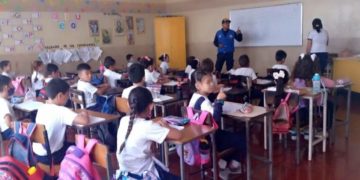 Policías de Trujillo recorren instituciones educativas para luchar contra el bullying escolar
