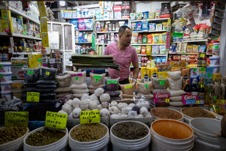 Un hombre vende alimentos en el mercado del bulevar de Catia, en Caracas (Venezuela), en una fotografía de archivo. EFE/Rayner Peña R.