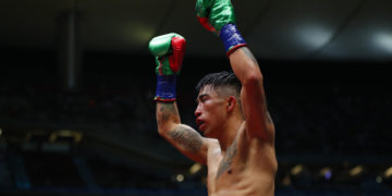 El «Rey» Martínez noquea al panameño Batista y retiene la faja del peso mosca del CMB