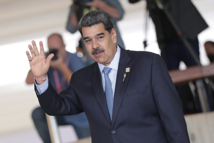 El presidente de Venezuela, Nicolás Maduro, llega para participar en la cumbre suramericana hoy, en el palacio de Itamaraty, sede de la cancillería brasileña, en Brasilia (Brasil). EFE/André Coelho