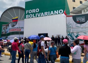Ministra Yelitze Santaella no atendió a educadores trujillanos que protestaban para exigir mejoras salariales
