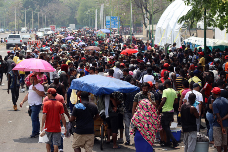 Migrantes hacen fila para tramitar papeles migratorios hoy, en Tapachula (México). EFE/Juan Manuel Blanco