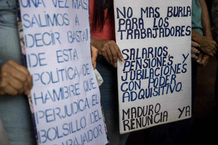 Un grupo de personas protestar por mejoras salariales, en Caracas (Venezuela). EFE/ Miguel Gutierrez