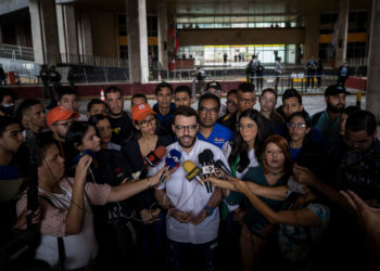 Jóvenes opositores exigen al CNE apertura del registro electoral