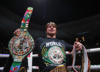 El «Canelo» vence por votación unánime a Ryder y retiene sus cetros mundiales