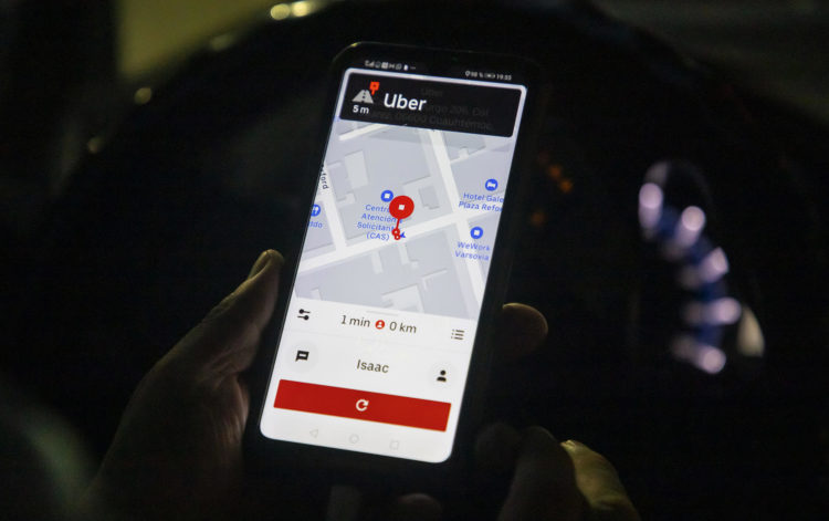 Un conductor de Uber usa la aplicación en su celular, en una fotografía de archivo. EFE/Isaac Esquivel