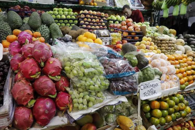 Fotografía de un puesto de venta de frutas y verduras en un mercado, en una imagen de archivo. EFE/ Carlos Ortega