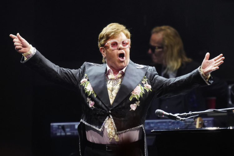 El cantante británico Elton John durante su actuación en el concierto ofrecido este lunes, en el Palau Sant Jordi de Barcelona (España). EFE/ Enric Fontcuberta.