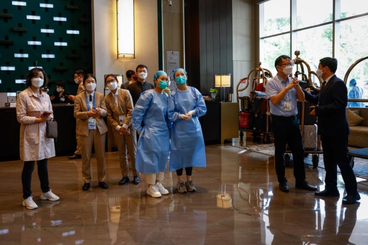 El personal médico y del hotel espera la llegada de los delegados antes de la Cumbre China-Asia Central en un hotel en Xi'an, provincia de Shaanxi, China, el 17 de mayo de 2023. EFE/EPA/MARK R. CRISTINO