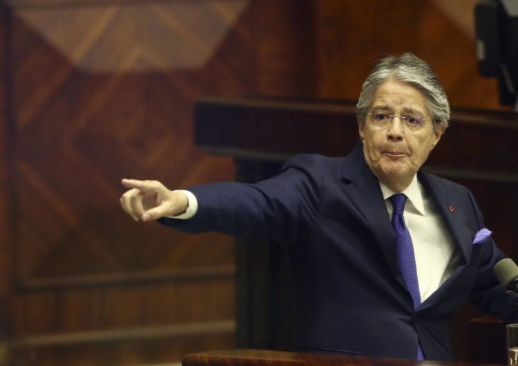 El presidente de Ecuador, Guillermo Lasso, interviene durante un juicio político de censura en su contra ayer, en la sede de la Asamblea Nacional, en Quito (Ecuador). EFE/ José Jácome