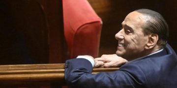 Berlusconi sigue «estable» en el hospital casi un mes después de su ingreso