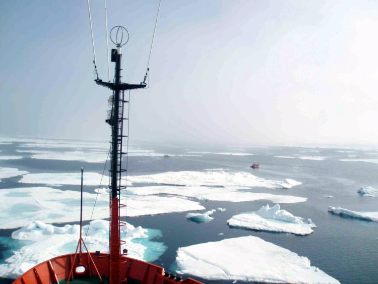 Imagen de archivo de la expedición a bordo del barco de investigación Hespérides, en el Océano Polar Artico. EFE